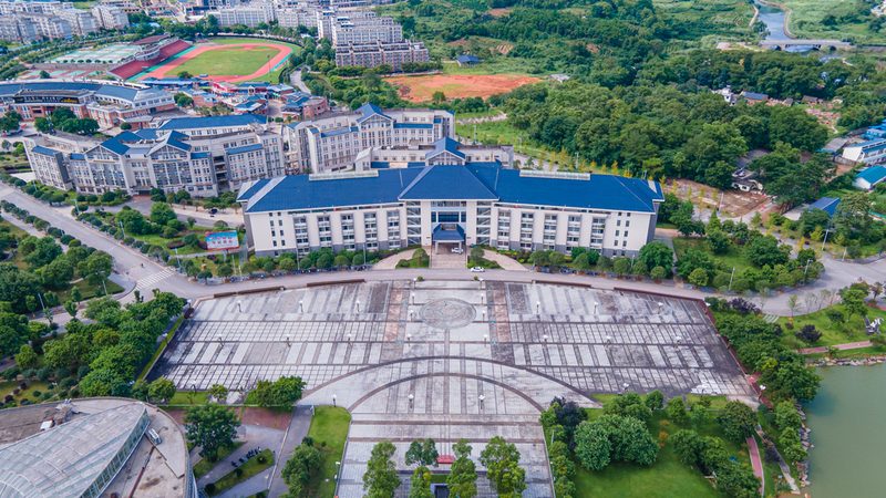 在对比电子产品批发价格时，应关注以下几个方面：